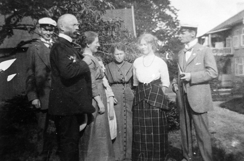 Landsfiskal Alfred Dahl med familj i Bolagsgårdens trädgård år 1914. Fr. v. Anders, Alfred, hustrun Anna, Sigrid (syster till Alfred), Anna-Beth och Gustaf. 