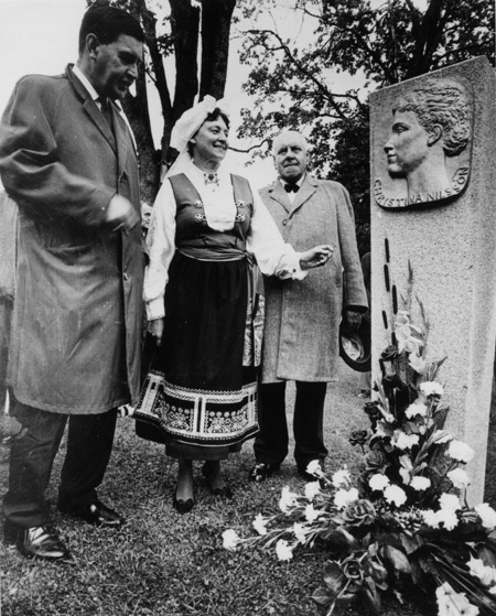 Minnestenen över Kristina Nilsson avtäcktes av landshövding Sven af Geijerstam tillsammans med Christina Nilsson-Gottlow och Sigfrid Leifland.